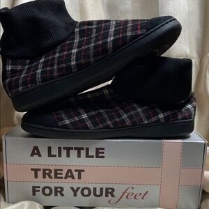 Men’s Warm and Cozy Plaid Slippers Size 9/10 NWT